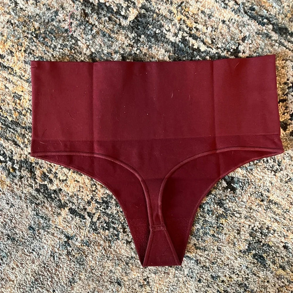 NWT womens Spanx Everyday Shaping Thong Panty in Sangria color - Picture 3 of 3
